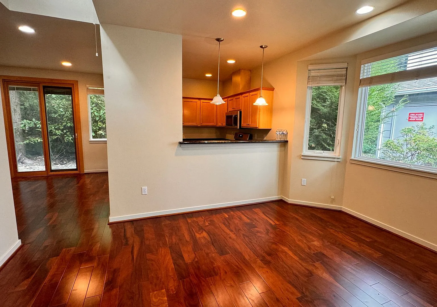 Stunning 3 Bedroom Townhome in Issaquah — Photo 3
