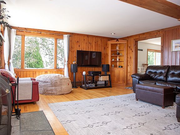 Large living room with L-Sofa and large screen TV