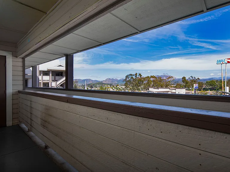 Willow Creek Apartments — Photo 11