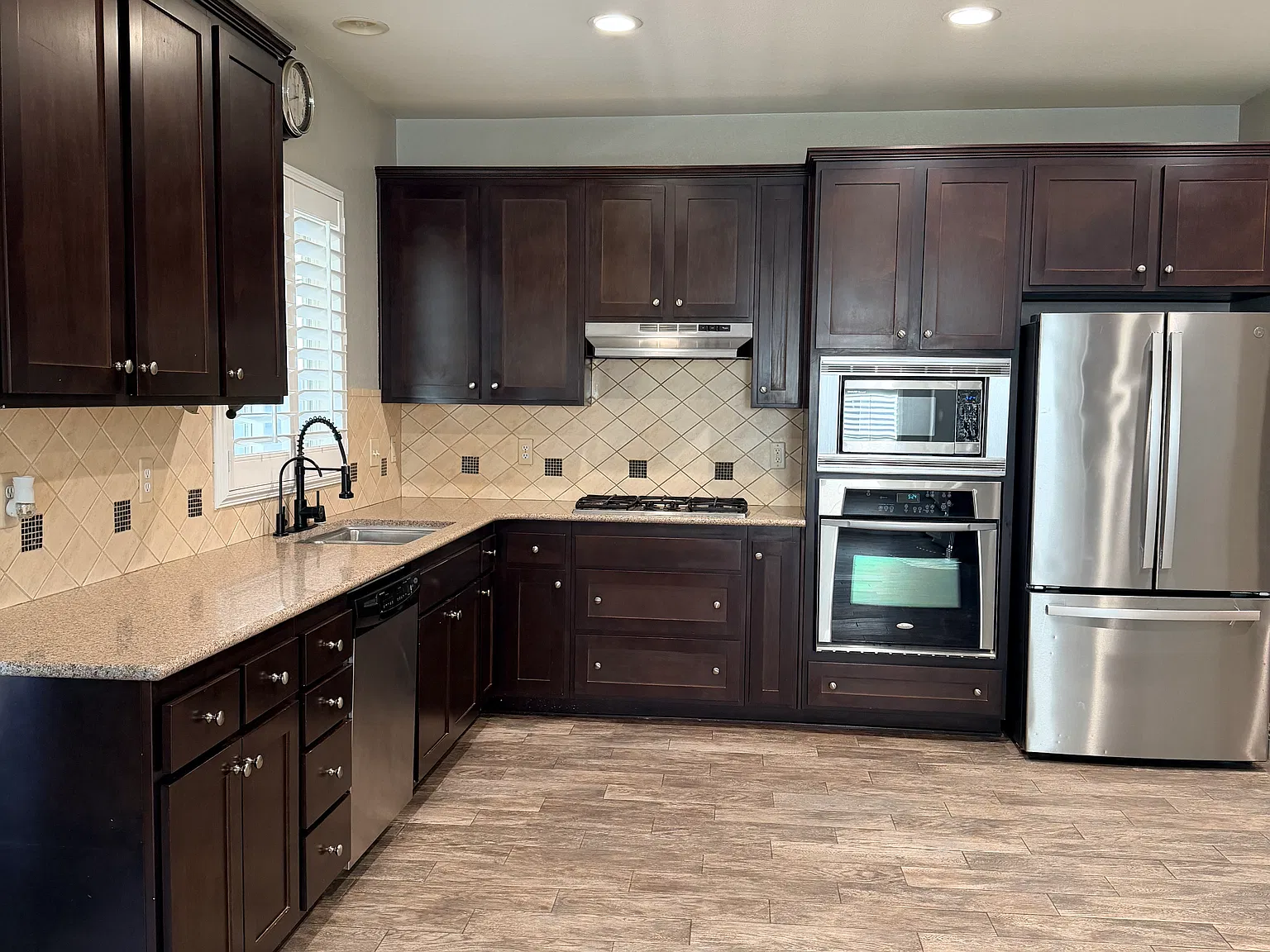 5 bed, 2828 sqft, $3,300 — Photo 2