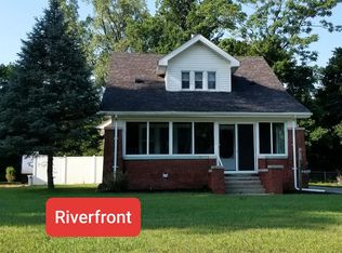 24127 Huron River Dr, Rockwood, MI 48173