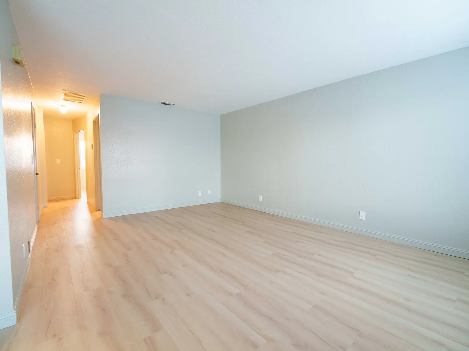 2 bed, 900 sqft, $2,300 — Photo 2
