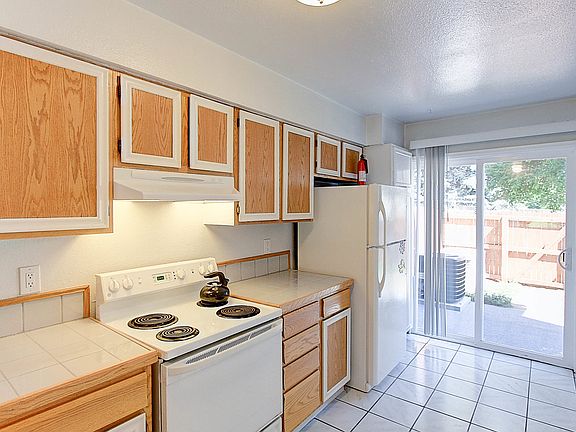 SLIDER TO THE BACK PATIO