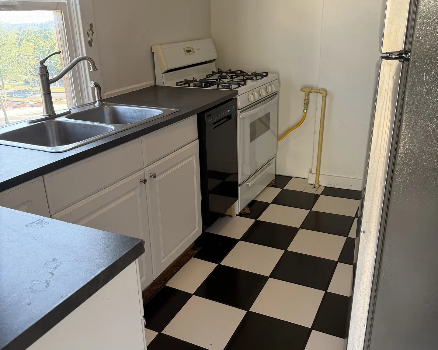 2 bed, 800 sqft, $1,300 — Photo 1