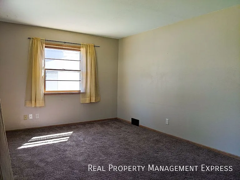 2611 S Duluth Ave — Photo 5
