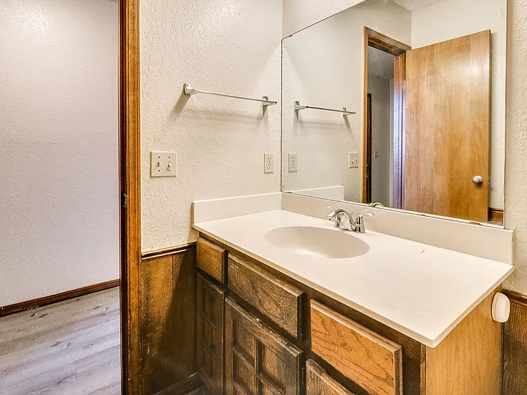 9006 N Rockwell Dr — Photo 12