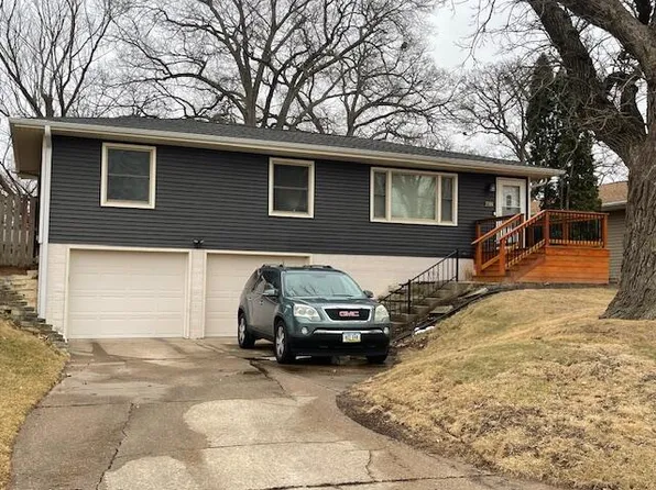 2309 Imperial Oaks Dr, Muscatine, IA 52761