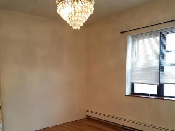 2394 32nd St, Astoria, NY 11105