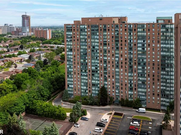 135 Hillcrest Ave #2211, Mississauga, ON L5B 4B1