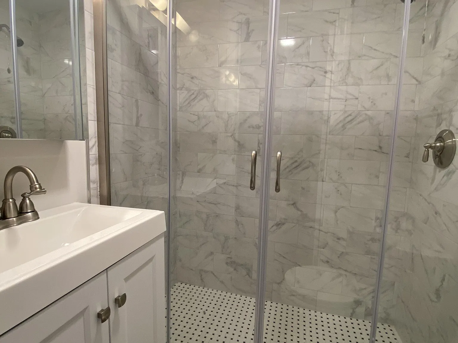 3 bed, 750 sqft, $5,350 — Photo 4
