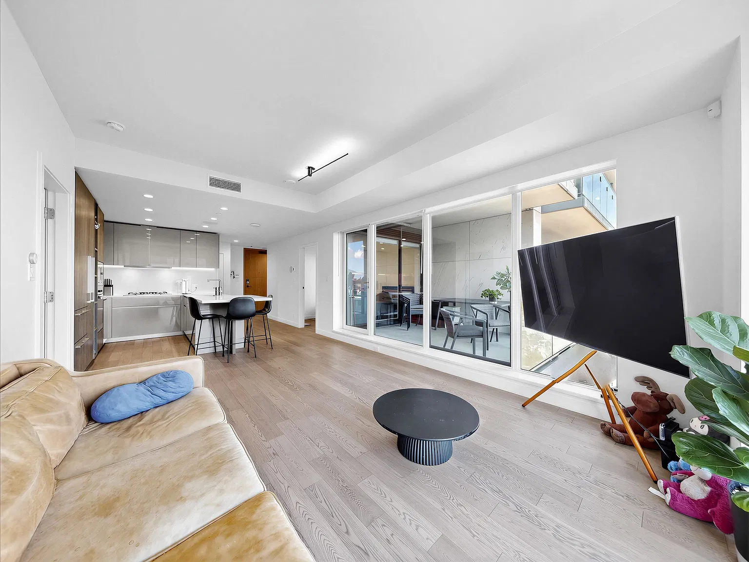2 bed, 1056 sqft, $4,300 — Photo 4