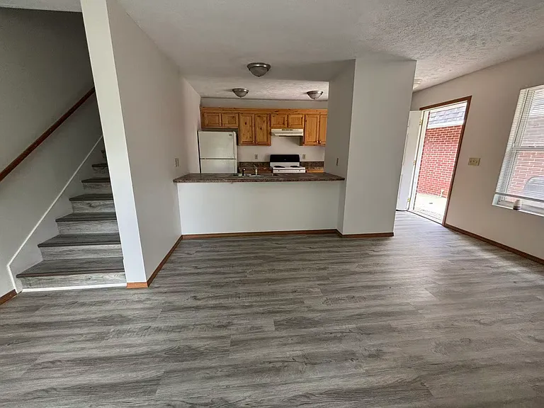 640 S Kansas Ave — Photo 4