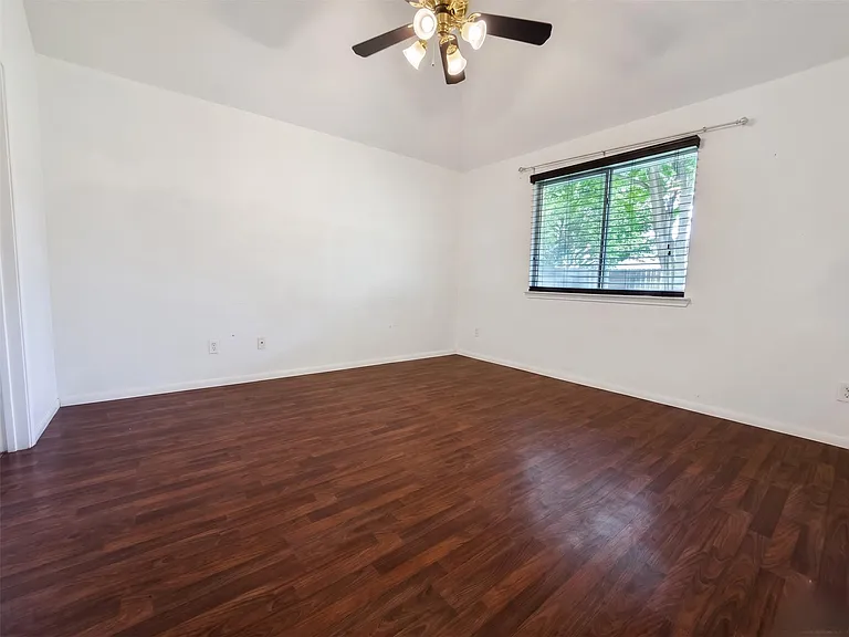 638 Aldenwick Ln — Photo 14