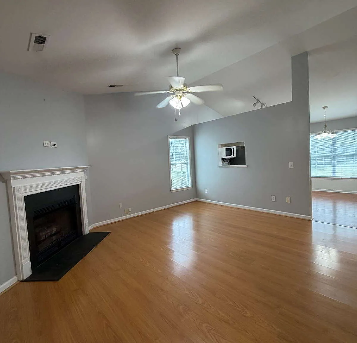3 bed, 2.0 bath, 1179 sqft, $1,755 — Photo 2