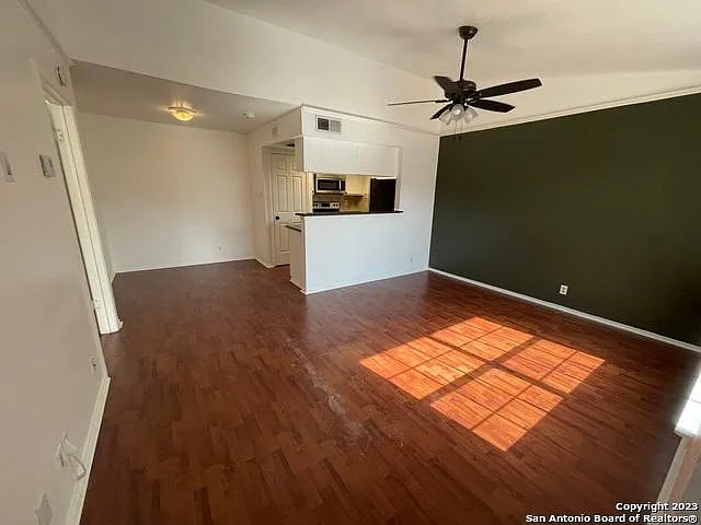 1 bed, 738 sqft, $975 — Photo 2