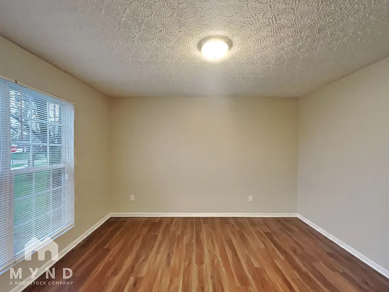 585 Allis Pl E — Photo 9