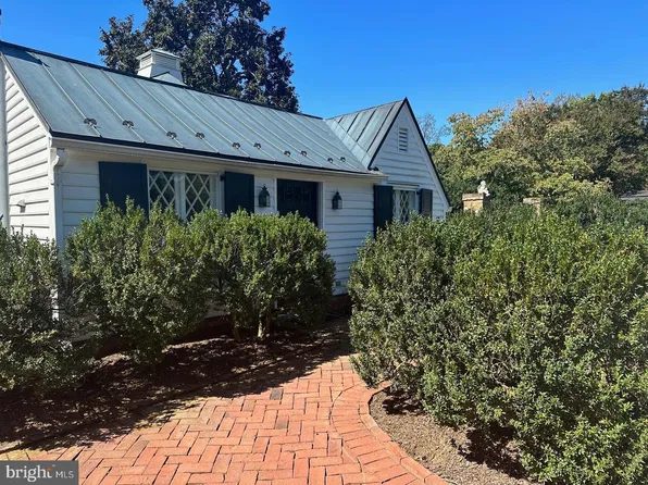 11 Chatham Heights Rd, Fredericksburg, VA 22405