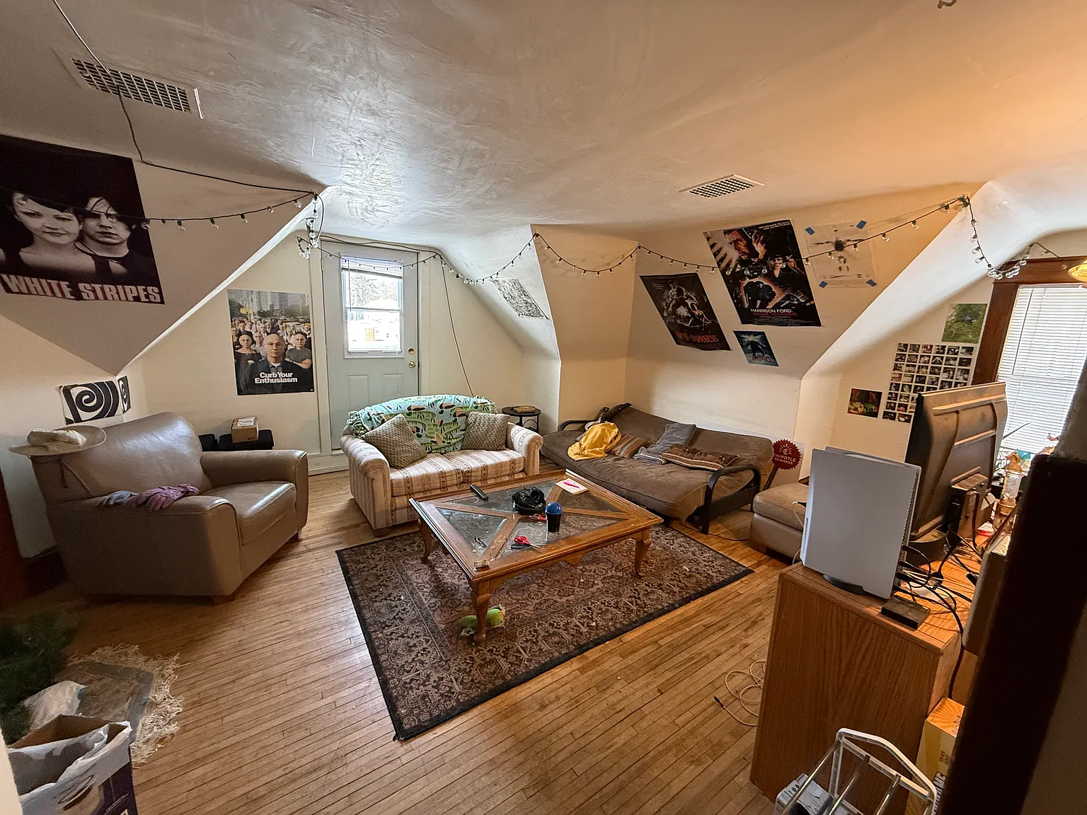 3 bed, 912 sqft, $1,275 — Photo 2