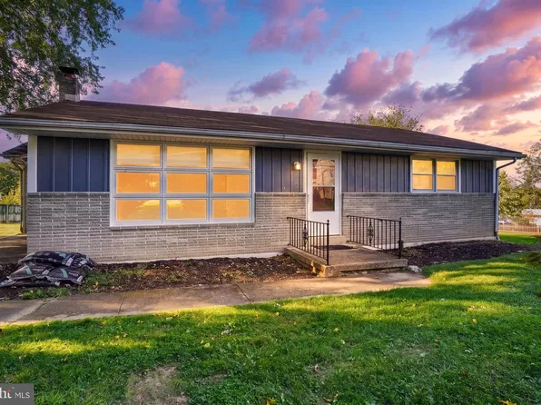 2494 Pleasant View Dr, York, PA 17406