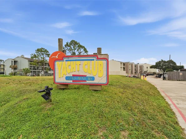 208 Yacht Club Ln #208, Seabrook, TX 77586