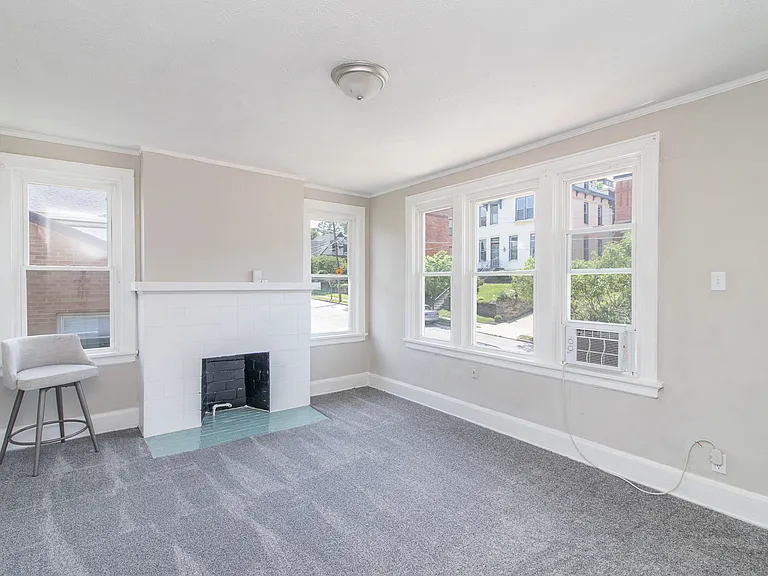 926 Mount Hope Ave — Photo 2