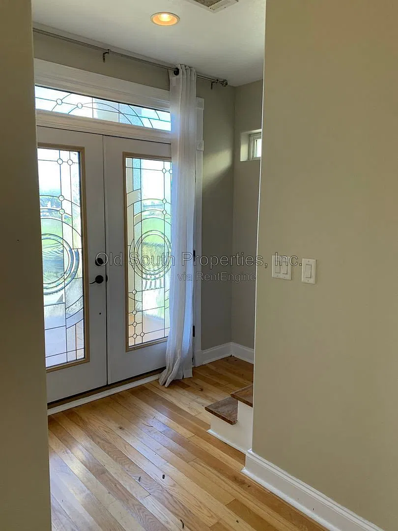 3 bed, 3.5 bath, 2820 sqft, $3,200 — Photo 2