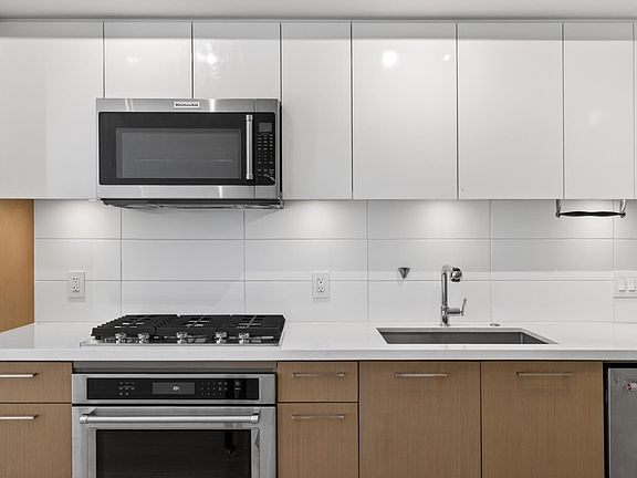 4th image of 384 E 1st Ave #304