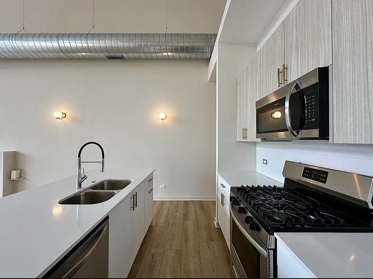 1 bed, 1.5 bath, 830 sqft, $2,450 — Photo 3