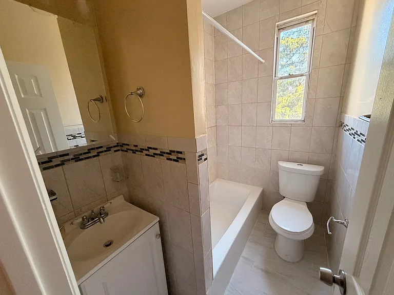 1965 Hobart Ave #2 — Photo 5