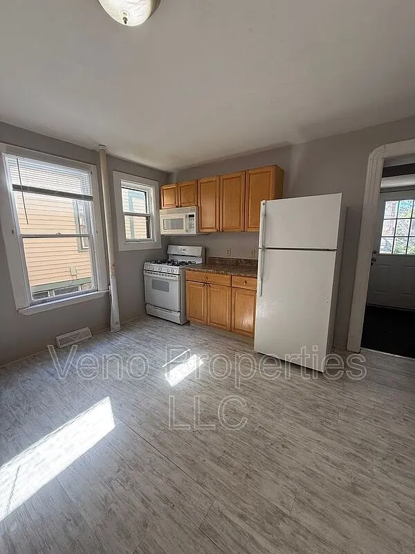 3 bed, 1.0 bath, $1,400 — Photo 2