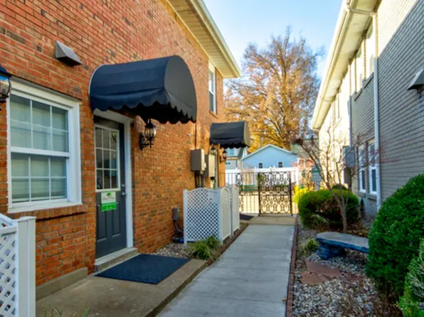 Locust Grove Apartments, 2741 Charlestown Rd, New Albany, IN 47150