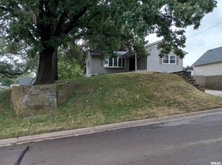 2363 N 10th St, Clinton, IA 52732