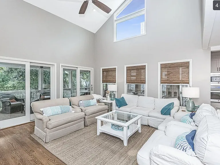 806 Carolina Blvd — Photo 3