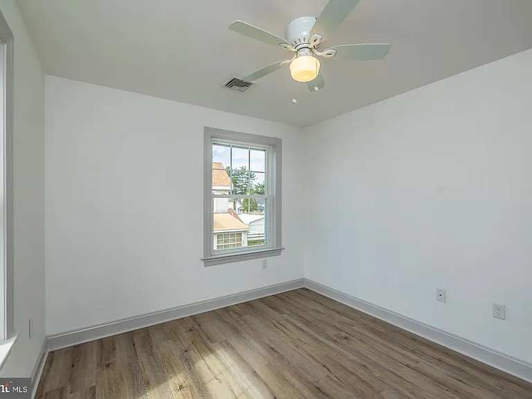 411 James St — Photo 43