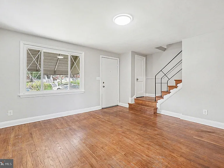 828 Saint Dunstans Rd — Photo 2