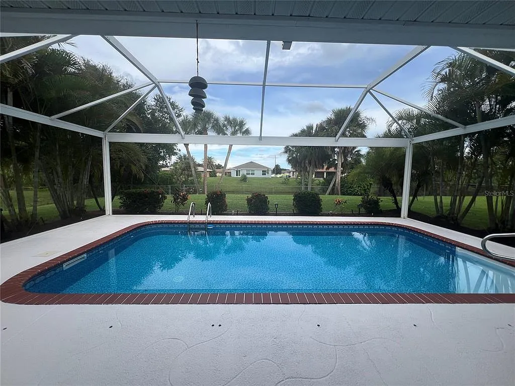 3 bed, 2.0 bath, 1495 sqft, $2,300 — Photo 2