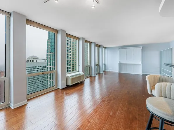 111 E Chestnut St, Chicago, IL