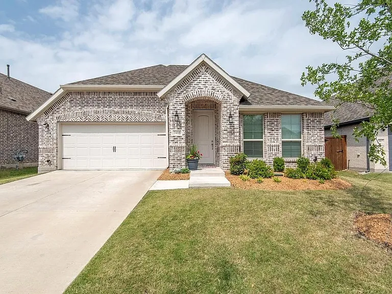 3415 Charleston Dr — Photo 1