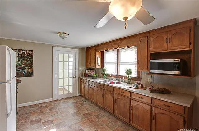 115 Harrison Dr — Photo 4