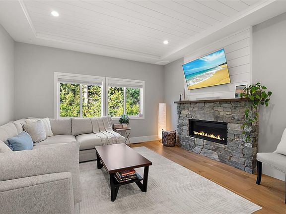 4th image of 649 Frederic Rd