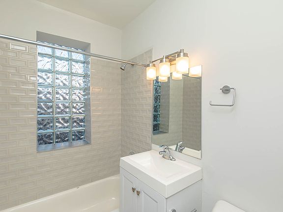 3rd image of 5626 N Clark St APT 3S