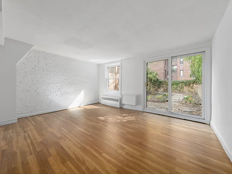 310 W 19th St #1 — Photo 4
