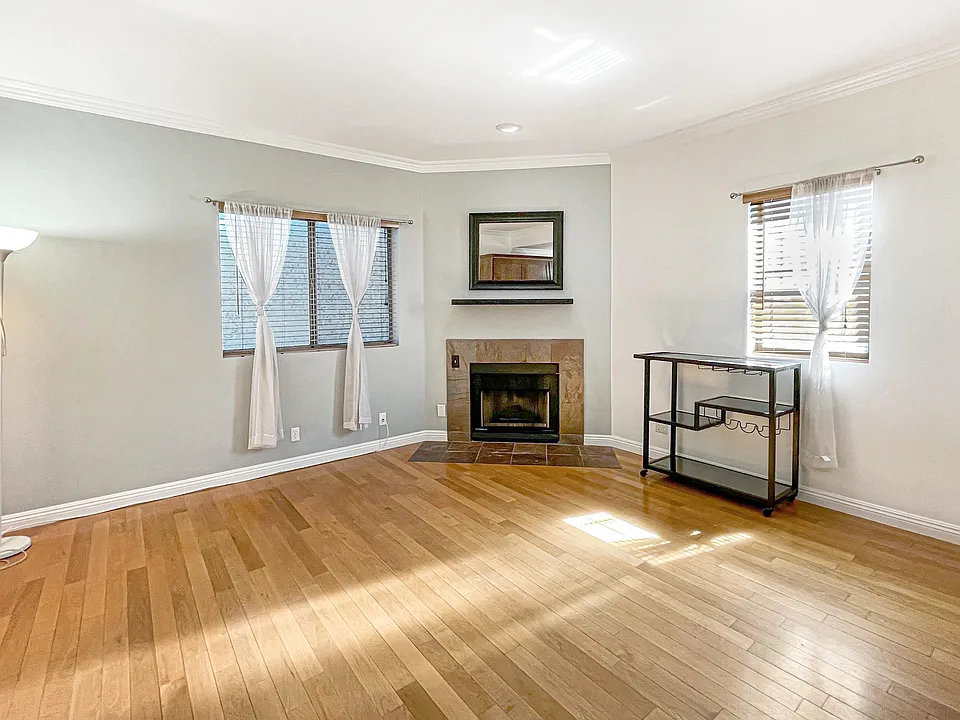14256 Victory Blvd #6