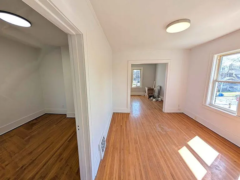 1091 Gladstone Ave — Photo 7