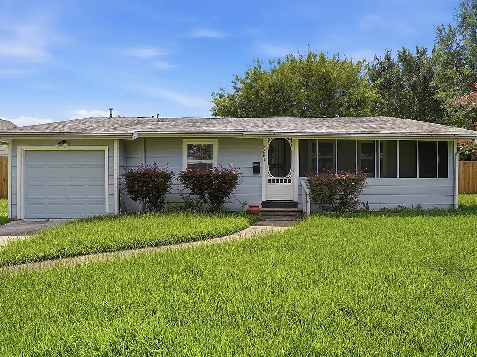 2281 Des Jardines St