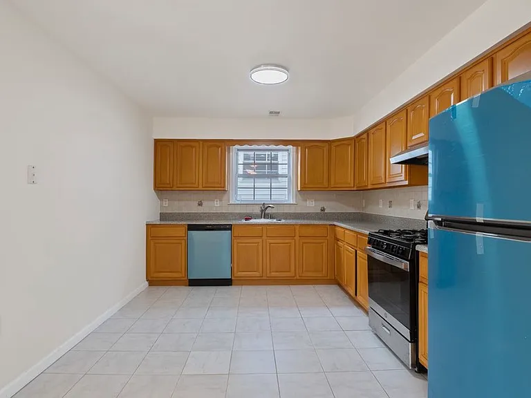 31-33 Chester Ave #2 — Photo 5