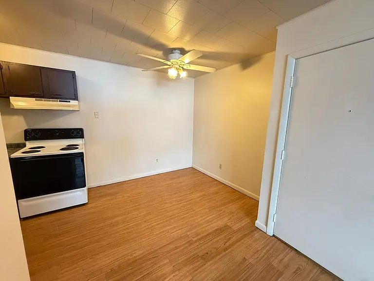 202 W Commercial St — Photo 8