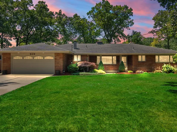 919 Lake George Dr, Hobart, IN 46342