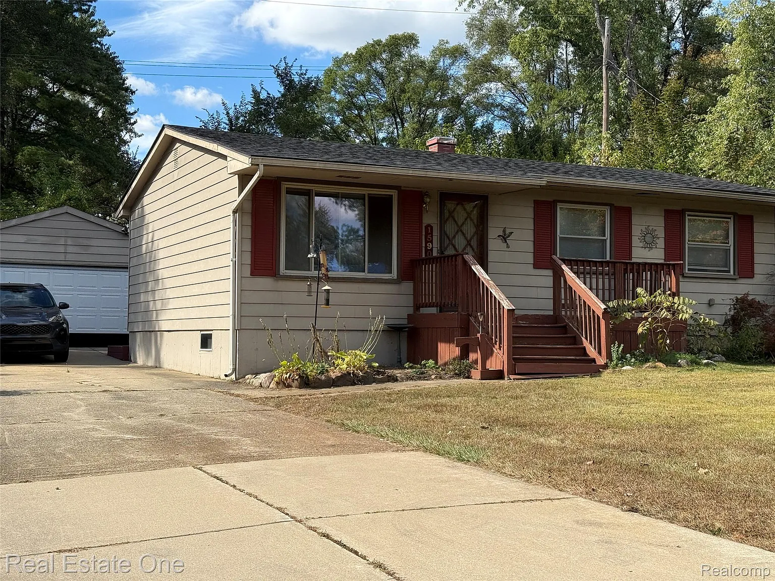 1590 Maddox St photo 1