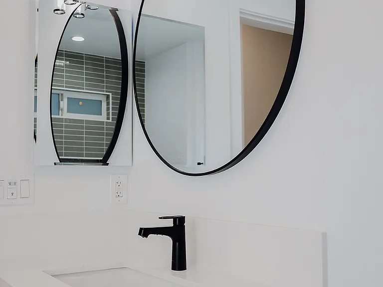 Secondary bath - Unit B - Medicine cabinet